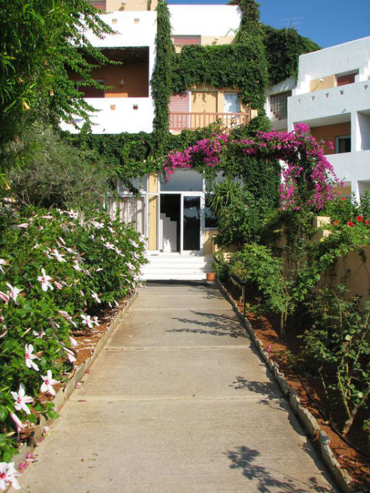 Der Eingang zur Lobby vom Pool aus Anissa Beach & Village