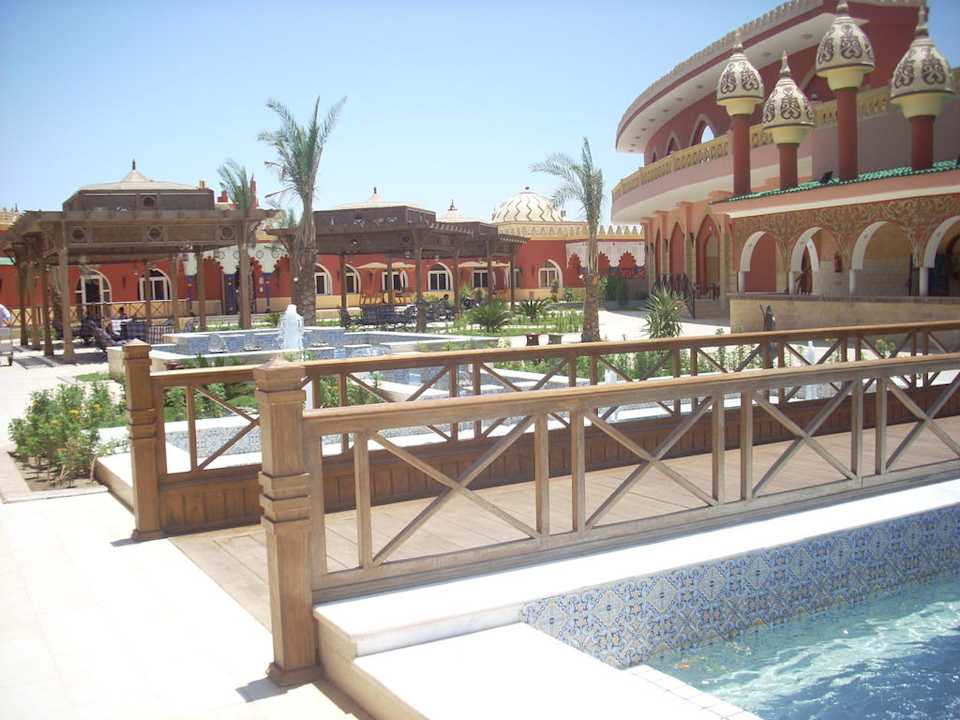 Weg zum Restaurant Pickalbatros Alf Leila Wa Leila Resort - Neverland Hurghada