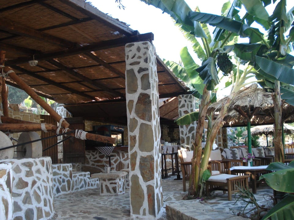 Blick ins Restaurant mit gemütlicher Sitzecke Stone Village Petrino Horio