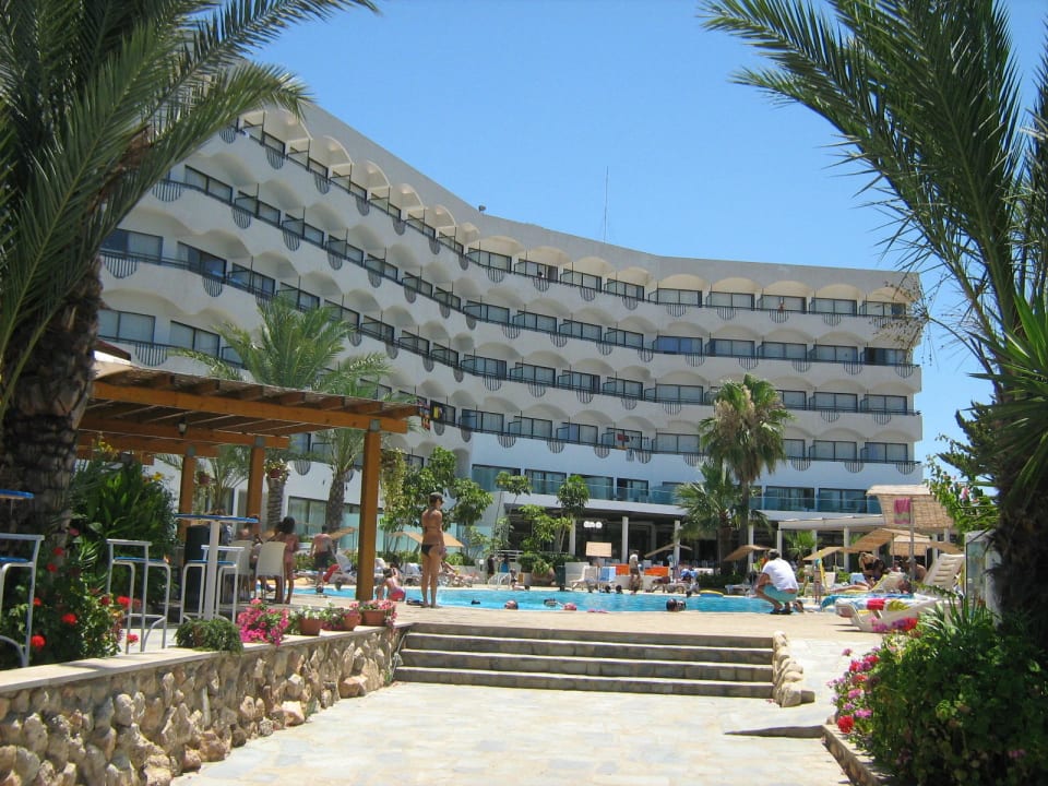 Vom Garten her Crystal Springs Beach Hotel