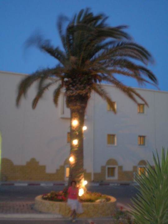 Przed wejsciem do hotelu Omar Khayam Resort & Aquapark