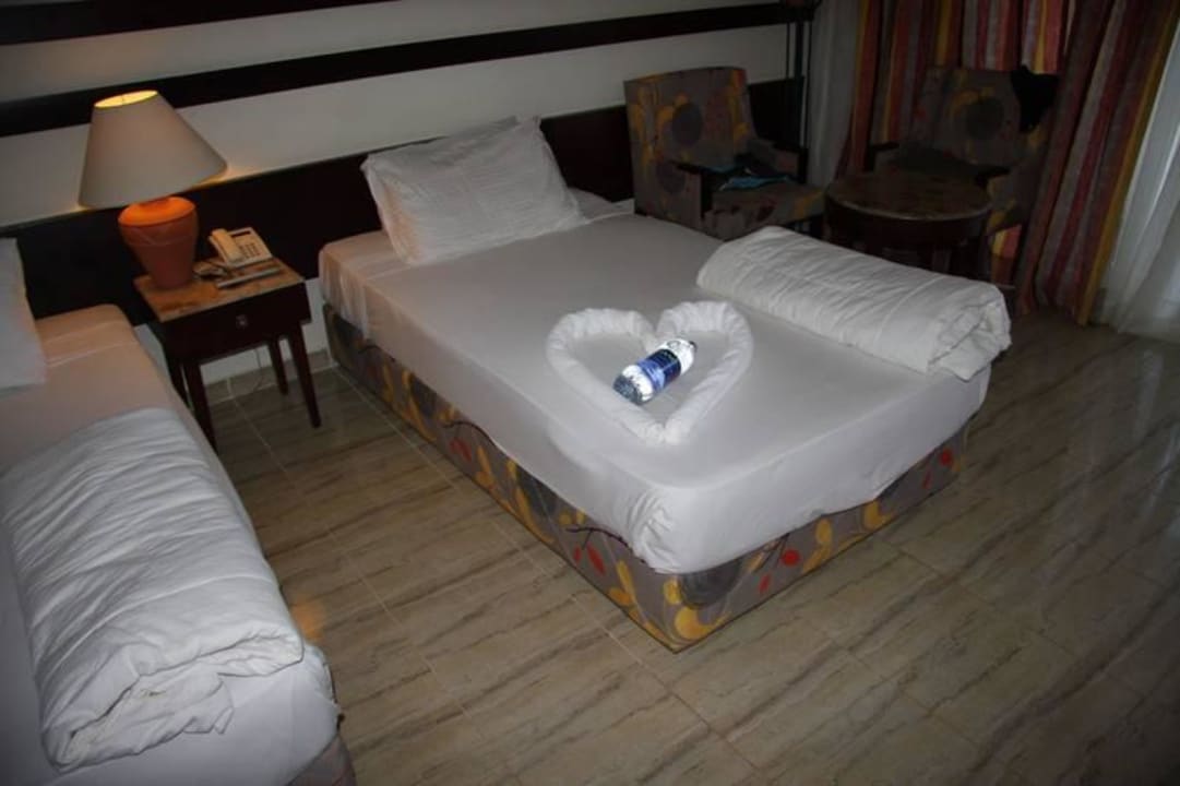 Auf das Bett wurde jeden Tag was raufgelegt Malikia Resort Abu Dabbab