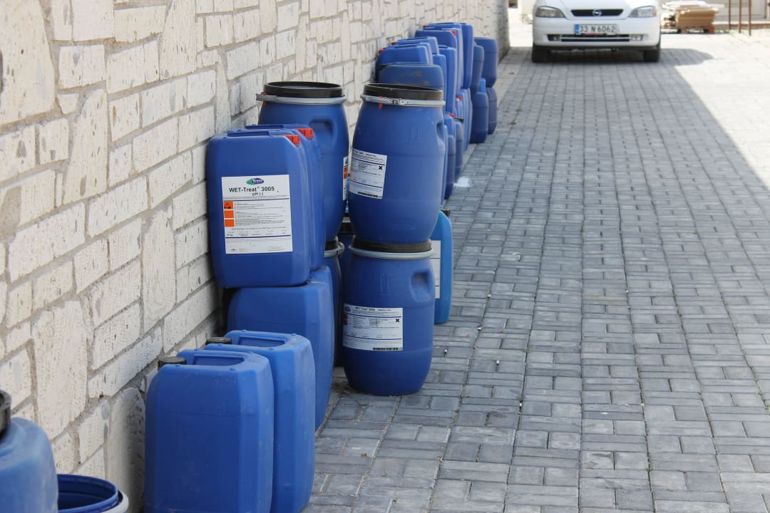 Chemiebehälter in der Nähe des Kinderpools Alkoclar Exclusive Alacati