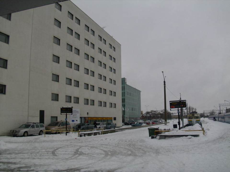 Hotel mit Blick nach hinten zum Bahnhof GO Hotel Shnelli
