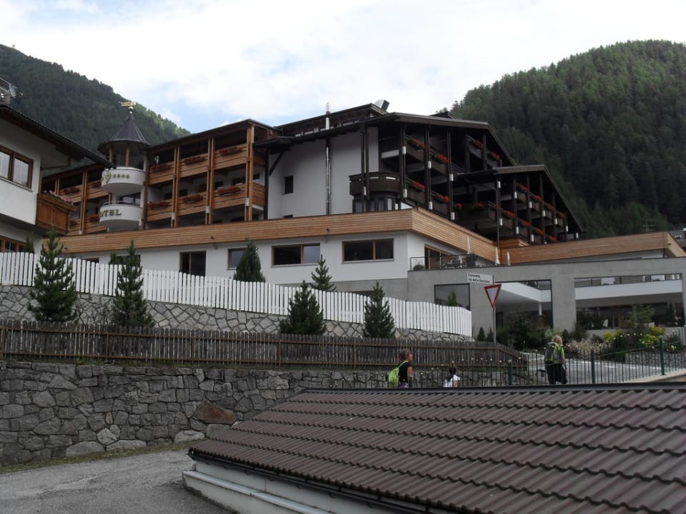 Facciata lato strada/piscina Hotel Valserhof