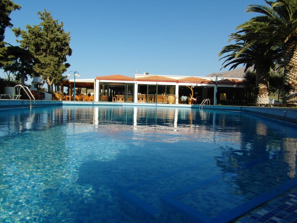 Blick vom Pool zur Bar und zum Restaurant Paralos Irini Mare