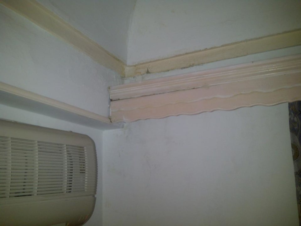 Schaeden und Schmutz im Zimmer Mitsis Rodos Village