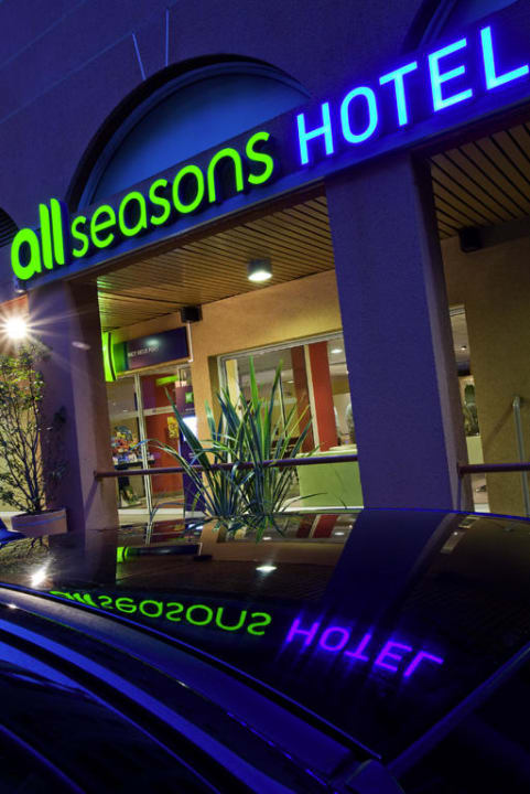 Façade de nuit  Hotel ibis Styles Nice Vieux Port