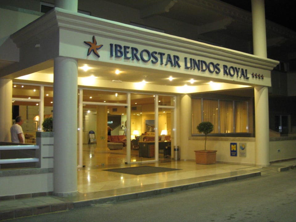 Der Eingang des Hotels am Abend Lindos Royal Resort