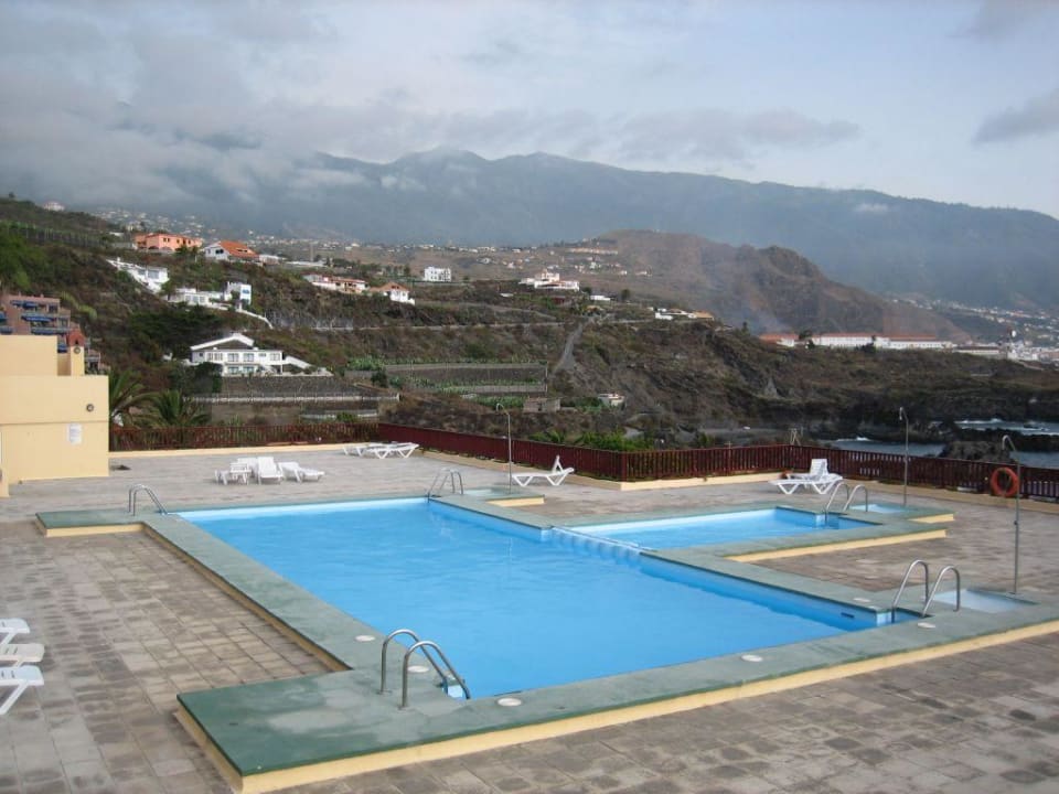 Pool - Im Hintergrund die Hauptstadt Santa Cruz Apartamentos Centro Cancajos