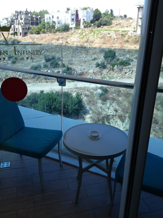 Balkon mit Brot vom vorgänger Vikingen Infinity Resort & Spa