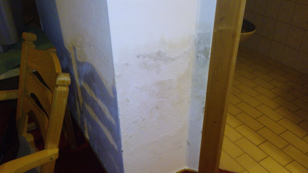 Badtüre links Wasserschaden Gasthof Bergheimat