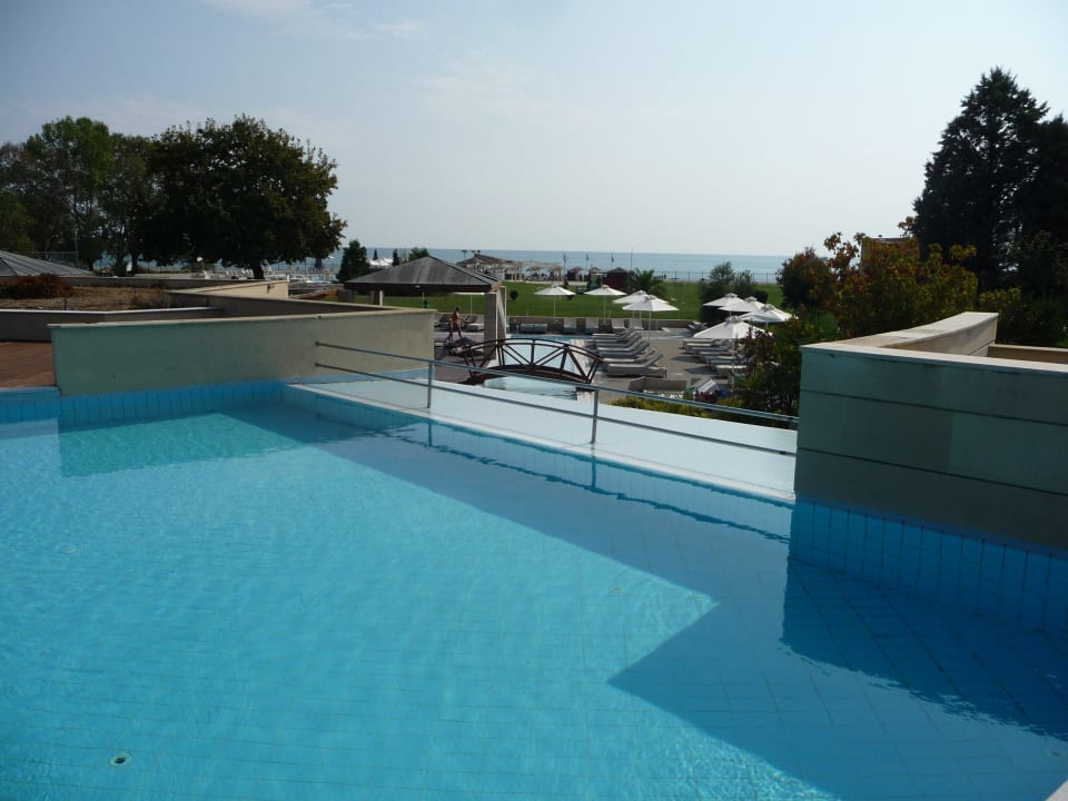 Pool am Hauptgebäude Hotel Dion Palace Resort and Spa