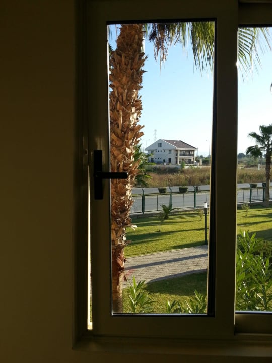 Geschlossenes Fenster im Treppenhaus Hotel Orfeus Park