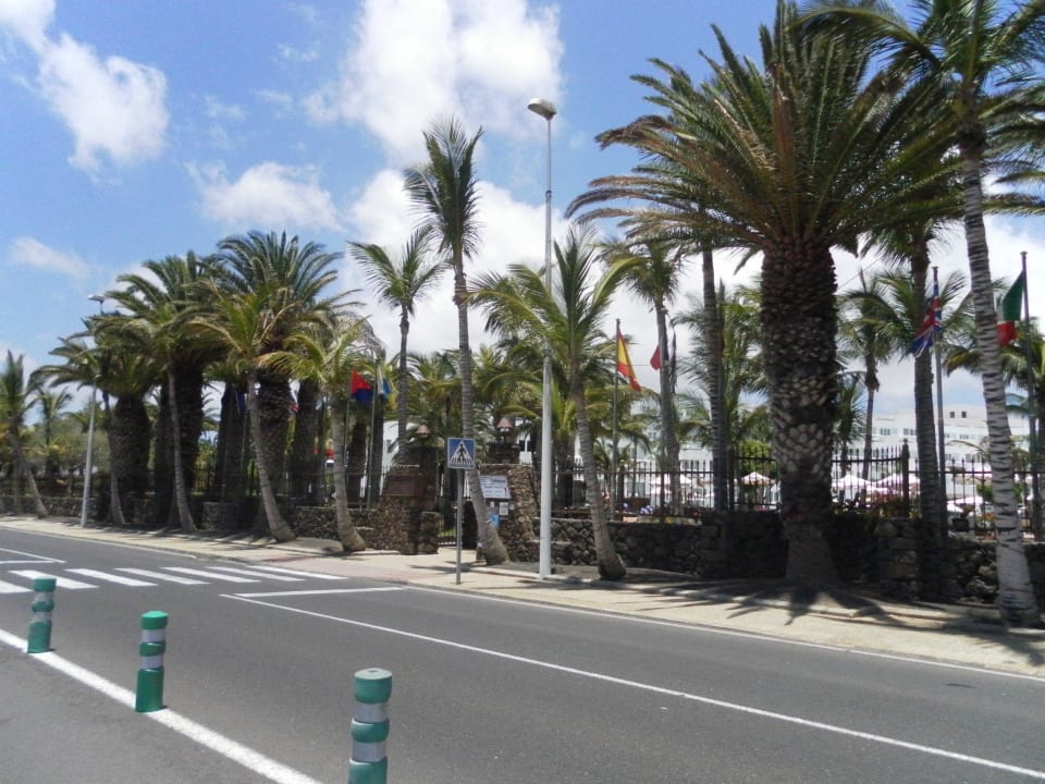 Strasse vor dem Hotel Hipotels La Geria