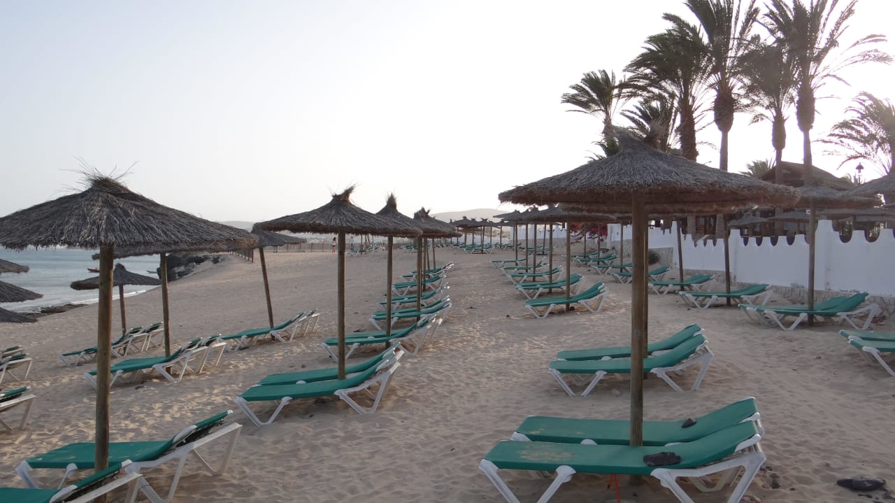 Leżaki z parasolami SBH Costa Calma Beach Resort