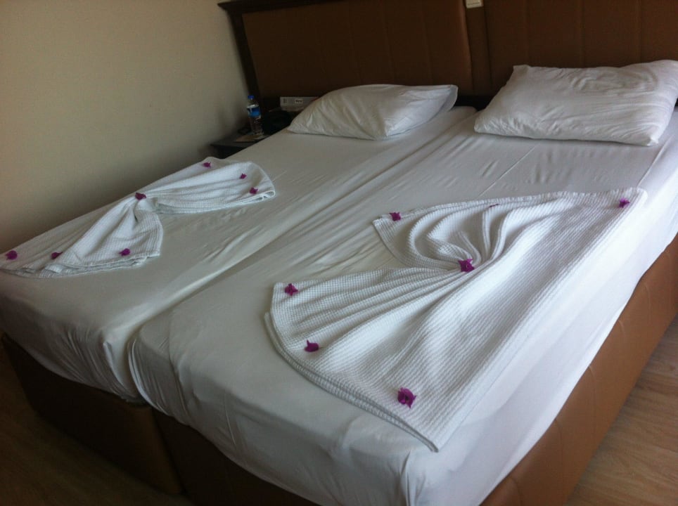 Blumen am Bett Royal Atlantis Beach Hotel