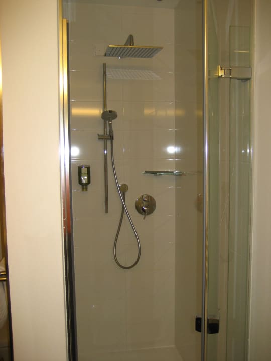 Dusche mit viel Platz Hotel Monika – great place to be