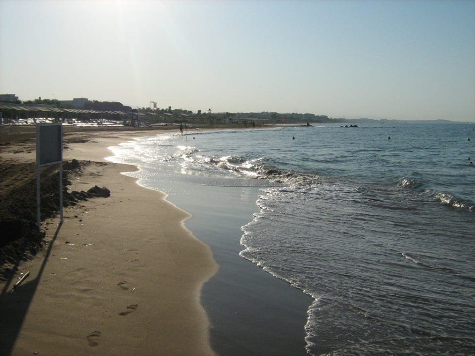 Sehr flach abfallender Sandstrand VONRESORT Golden Beach