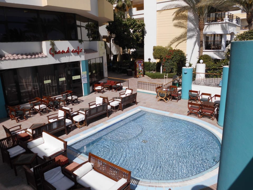 Blick von Poolanlage auf Grand Cafe SUNRISE Holidays Resort (Adults Only)