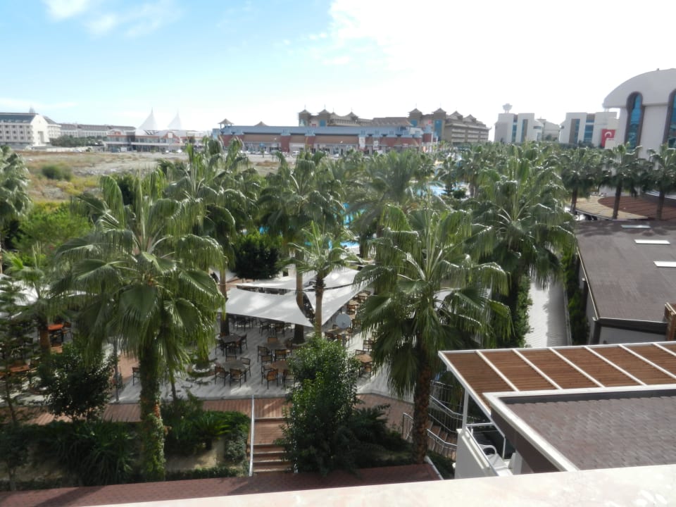 Blick aus dem Zimmer auf den Garten Hane Family Resort