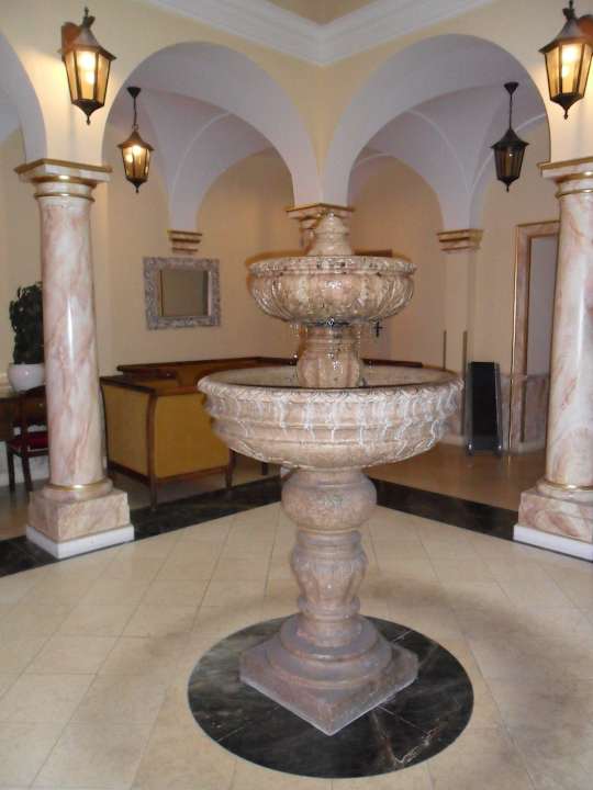 La saletta davanti agli ascensori Hotel Britannia Excelsior
