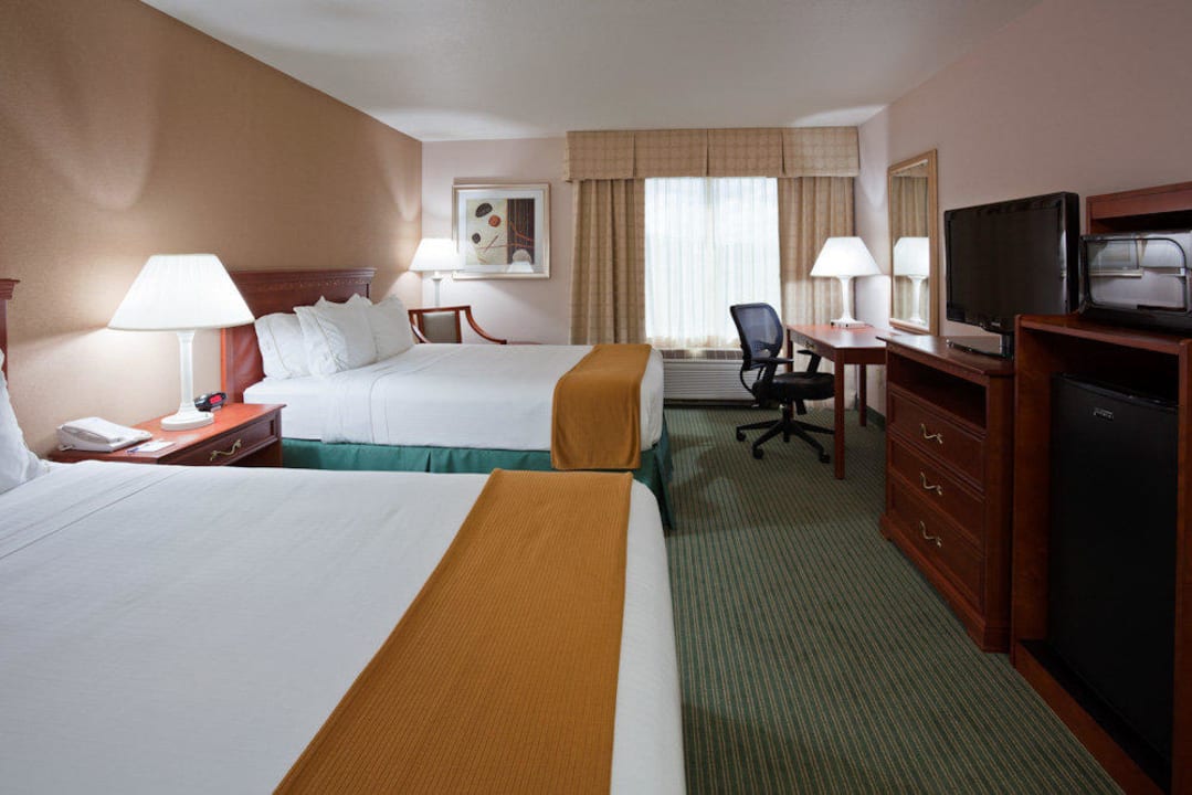 Standard 2-queen Hotel Holiday Inn Express & Suites New Berlin