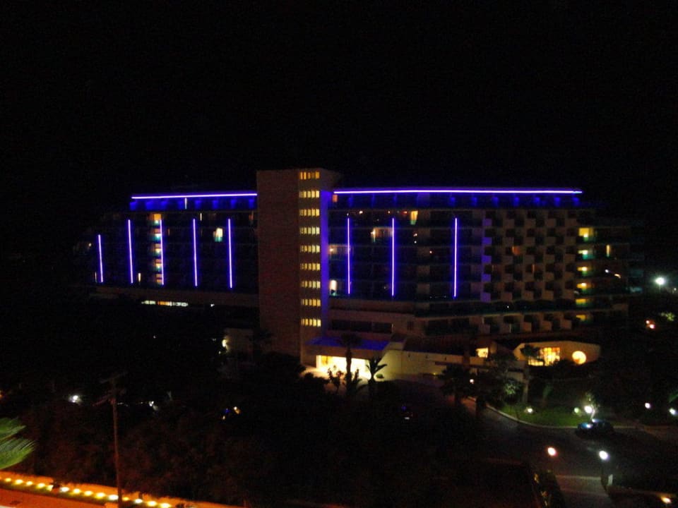 Hotel von Außen (Abends) Hotel Calypso Beach