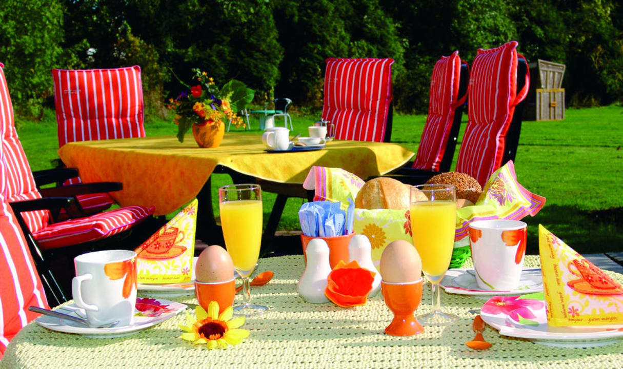 Frühstück im Garten Hotel Garni Landhaus Uttum