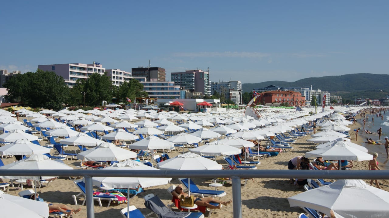 Piekny widok parasoli na plaży Burgas Beach Hotel