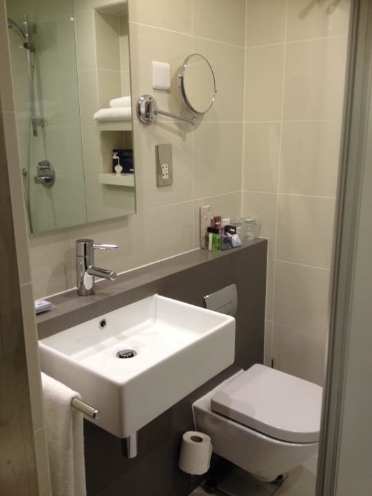 Bad eher klein aber ausreichend für 2 Hotel H10 London Waterloo