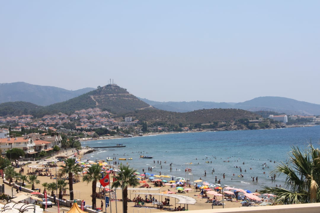 Blick von der Terrasse auf den öffentlichen Strand Paloma Pasha