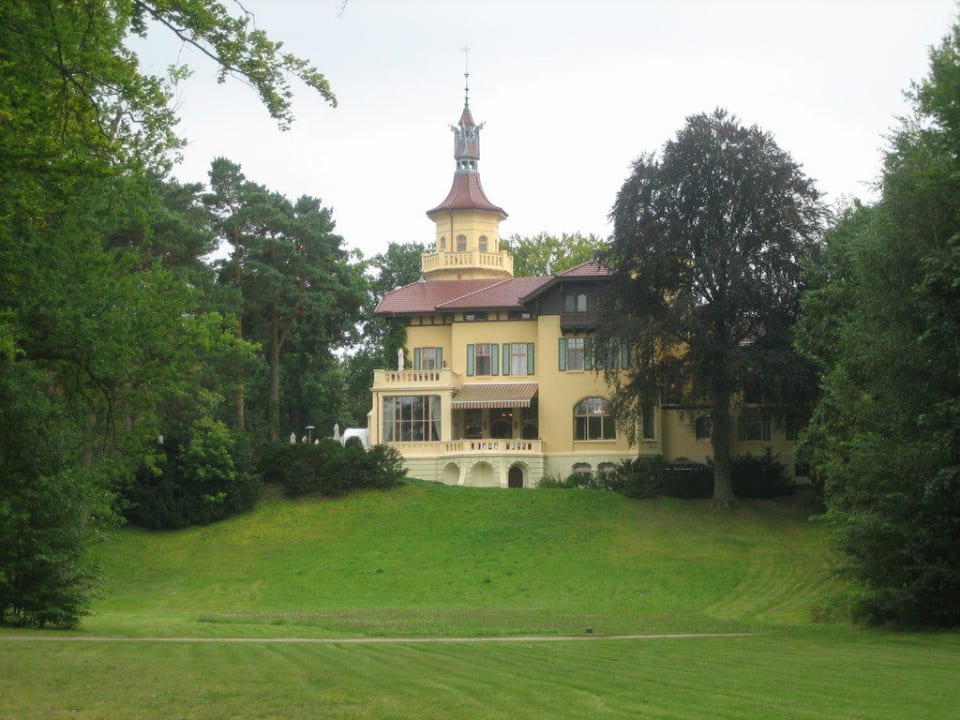 Schlosshotel von hinten (Seeseite) Hotel Schloss Hubertushöhe