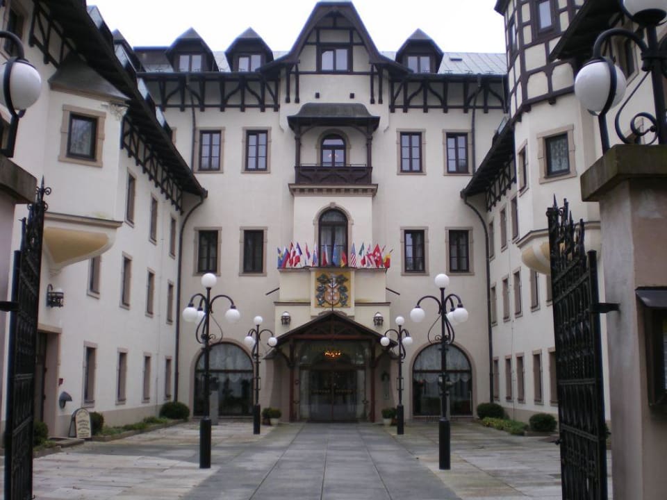 Eingang zum Hotel Chateau Monty Spa Resort