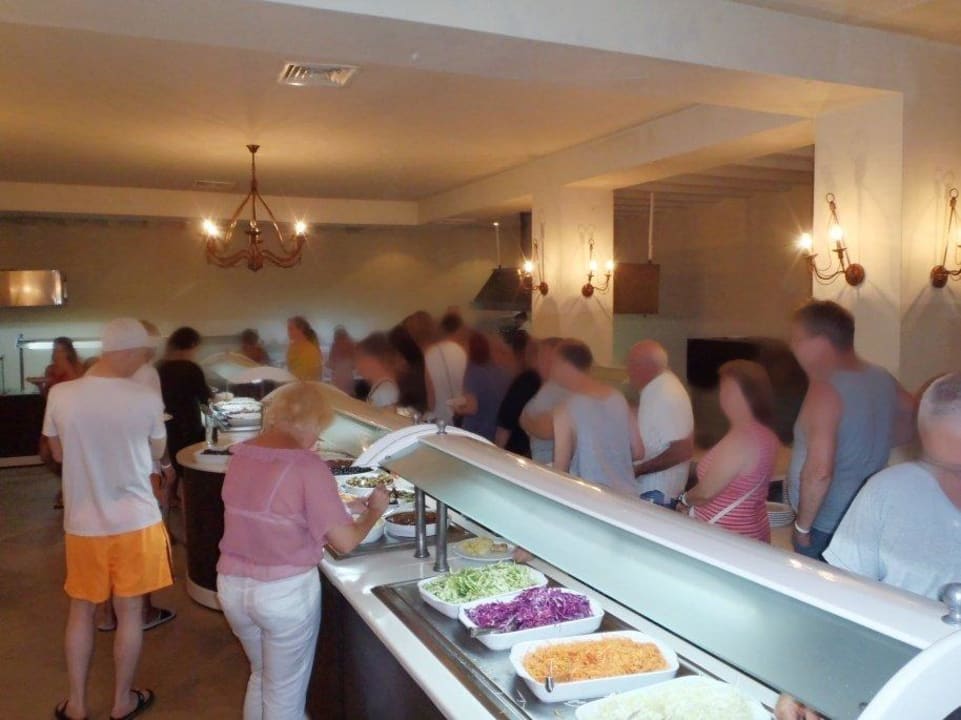 Nekončící fronta v jídelně Hotel Thalassa Mahdia