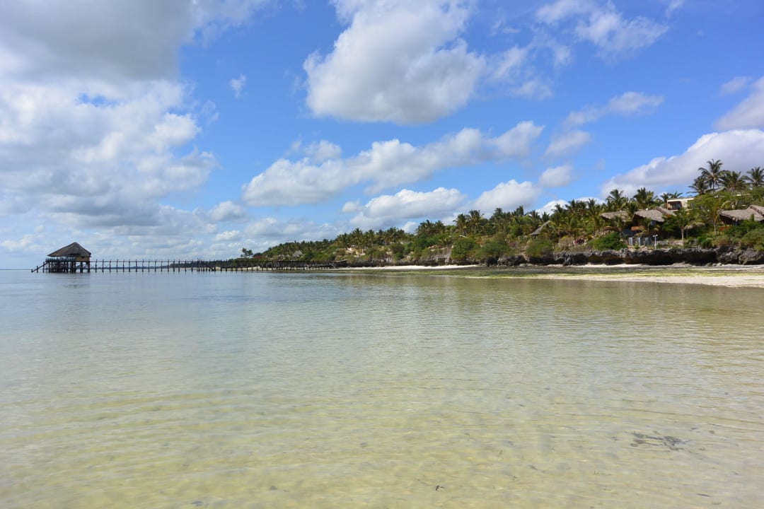 Entlang des Strandes rechts rum  TUI Blue Bahari Zanzibar