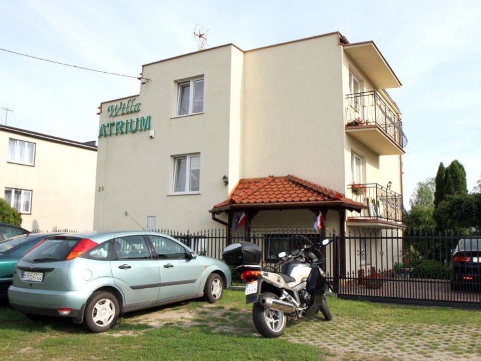 Outside Parking Atrium Hotel Willa Atrium