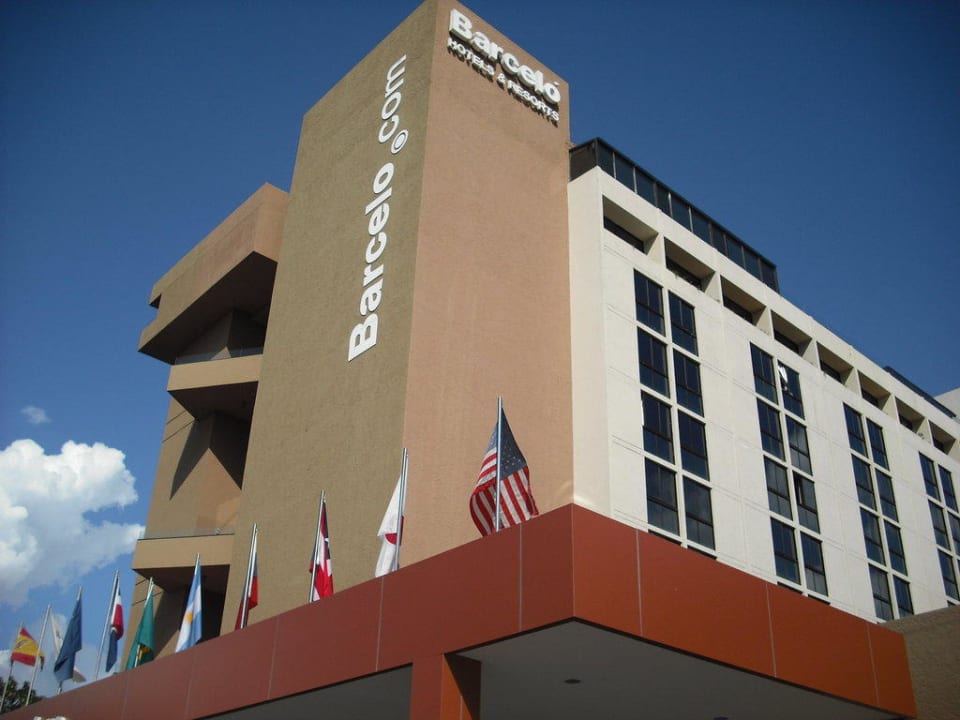 Ansicht des Hotels vom Parkplatz aus Barceló Hotel Santo Domingo