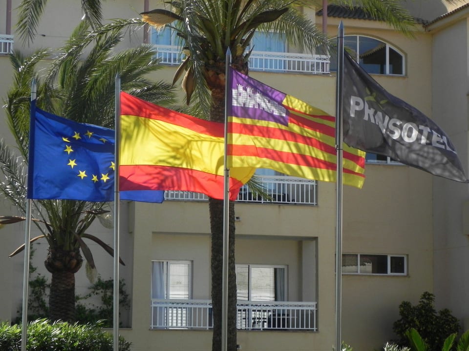 Vor dem Eingang Prinsotel La Dorada