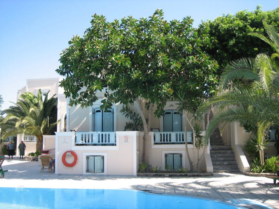 Blick vom Pool zu den einzelnen Zimmern Hotel Strogili