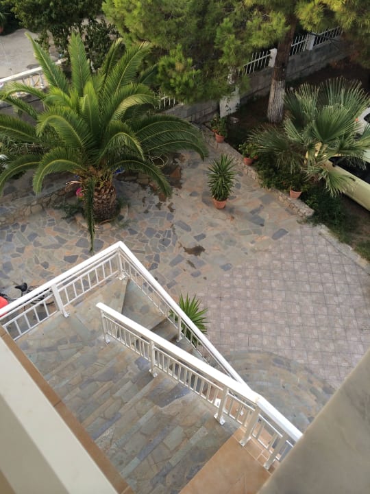 Parkplatz, Eingang/Stufen zu den Zimmern Haus Sakis