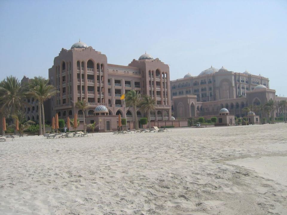 Blick vom Strand auf das Hotel Emirates Palace Mandarin Oriental