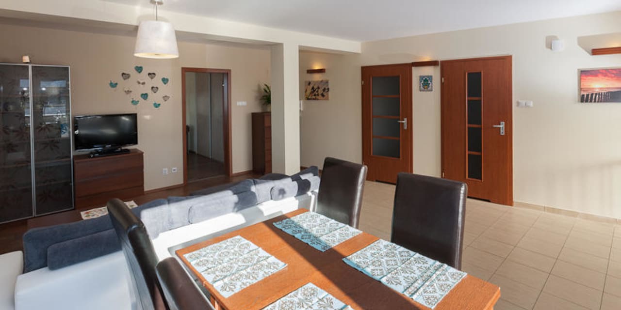 Salon-drzwi do sypialni, pomieszczenie gospodarcze, łazienki Penthouse Jantar Apartament