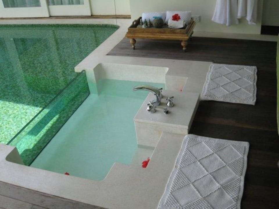Badewanne grenzt an Pool Naladhu Private Island Maldives