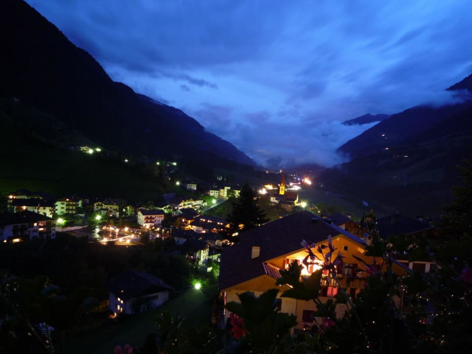 Talblick bei Nacht Panoramahotel Wildschütz
