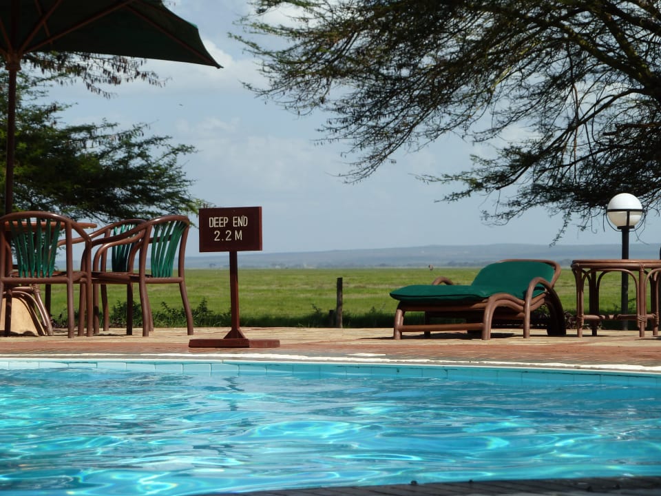 Pool mit Blick auf den Kilimanjaro Ol Tukai Lodge