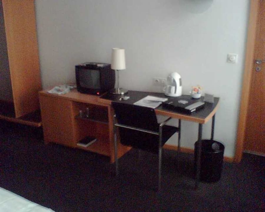 Schreibtisch mit kleimem TV Best Western Hotel Kurfürst Wilhelm I