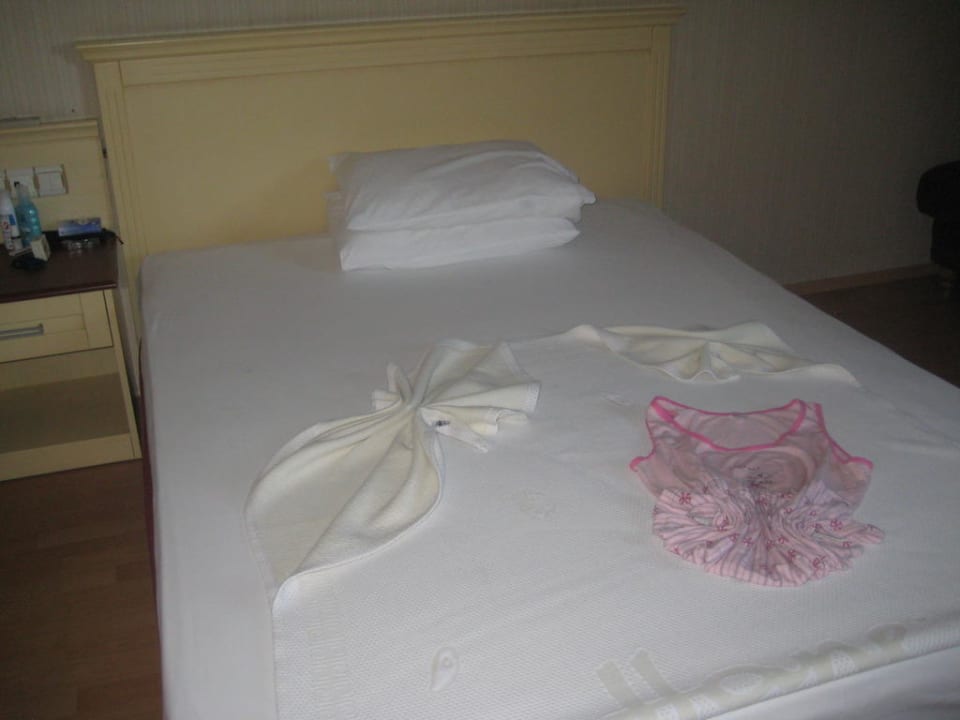 Schön dekoriertes Bett Hane Family Resort