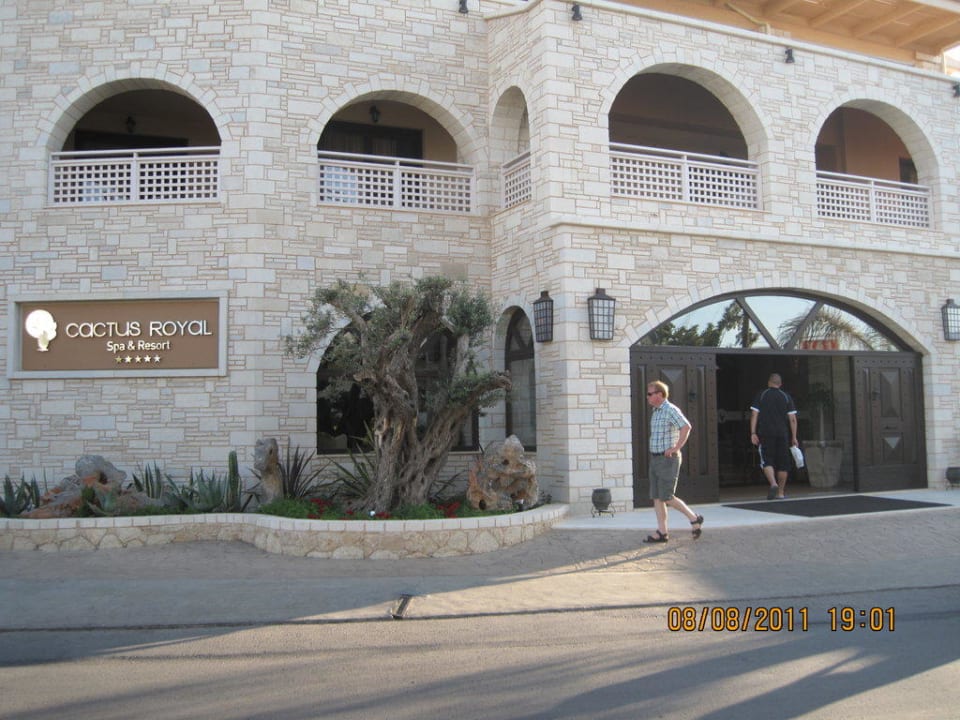 Wejście główne do hotelu Cactus Royal