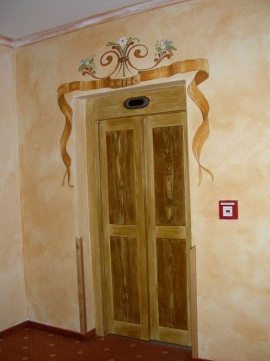 Schöne Liftbemalung Hotel Sonnenhof